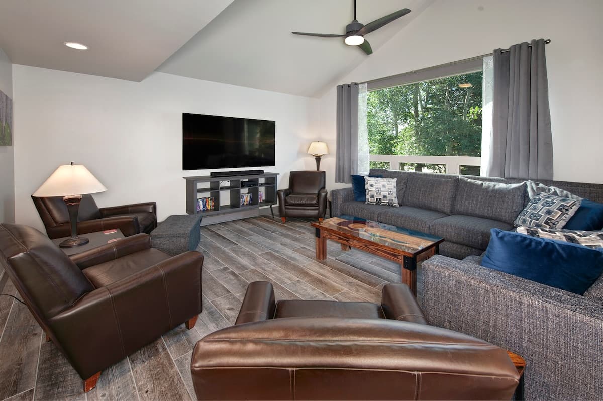 Close to skiing, main floor master, fully stocked! - Photo 2