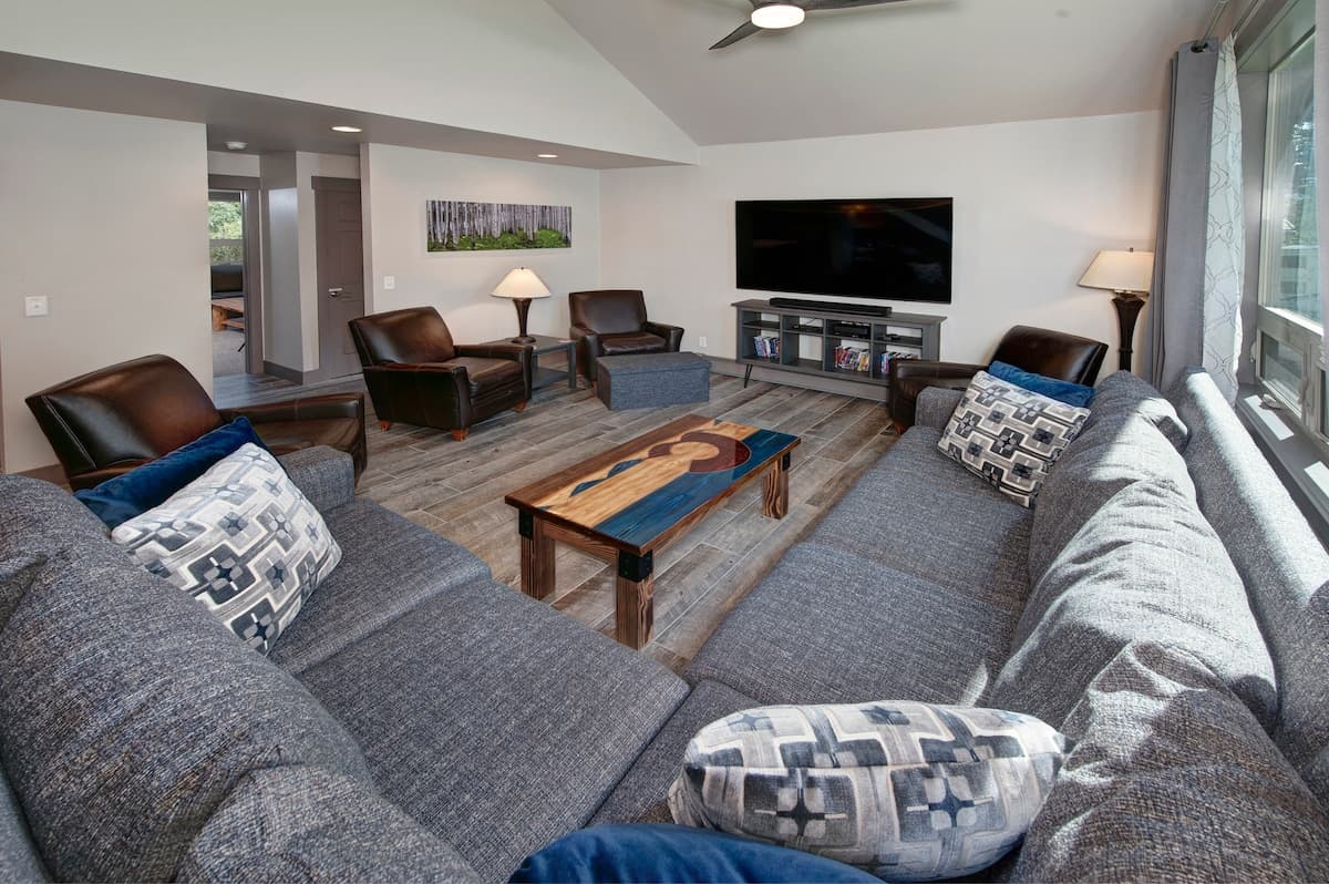 Close to skiing, main floor master, fully stocked! - Photo 4