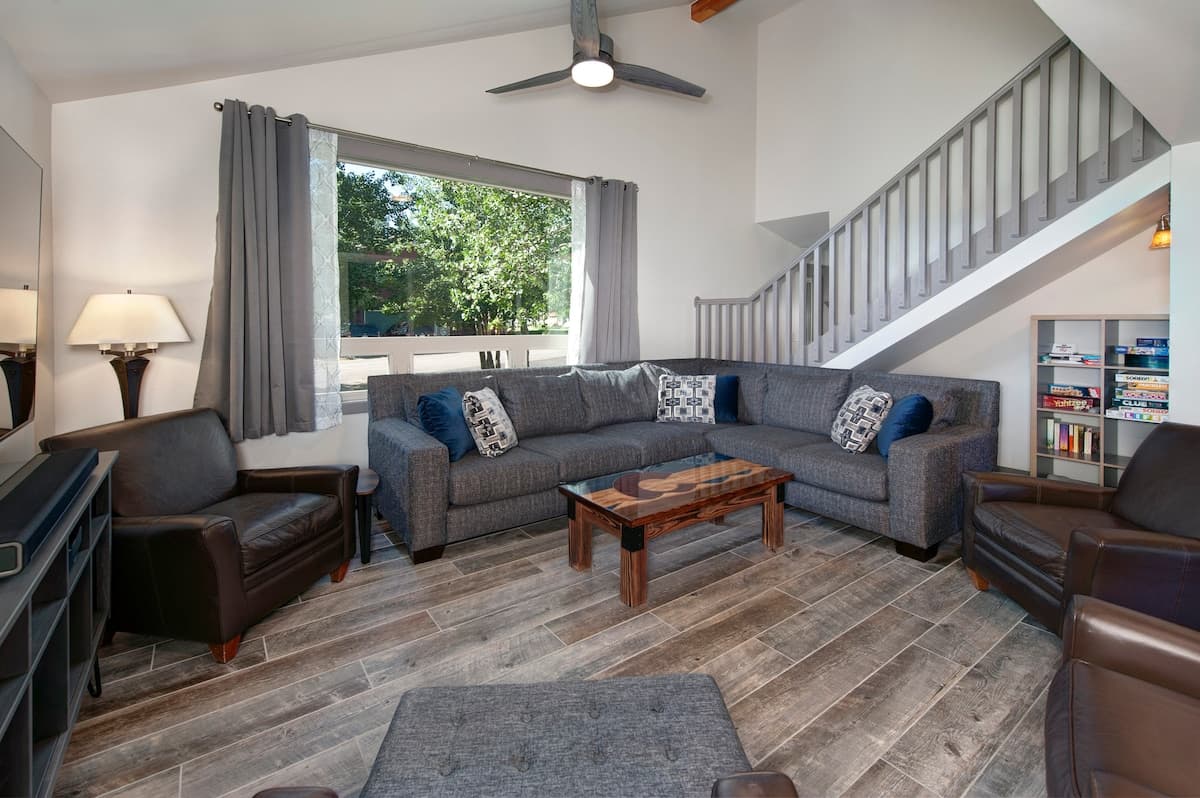 Close to skiing, main floor master, fully stocked! - Photo 3
