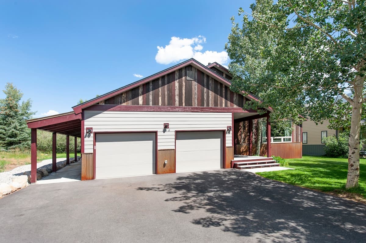 Close to skiing, main floor master, fully stocked! - Photo 1
