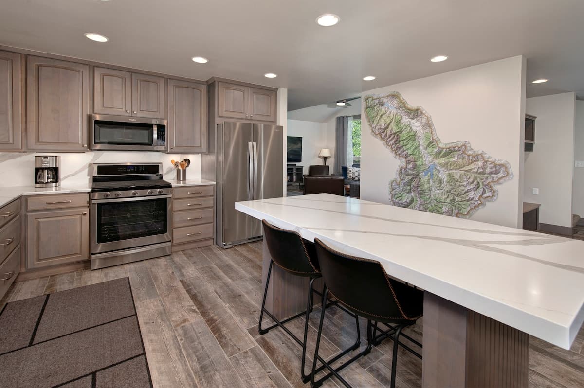Close to skiing, main floor master, fully stocked! - Photo 5
